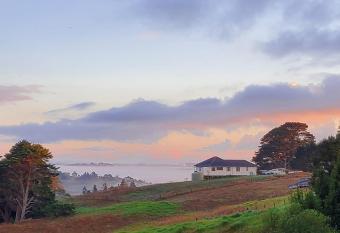 Sunshine Valley has rooms with a private hot tub