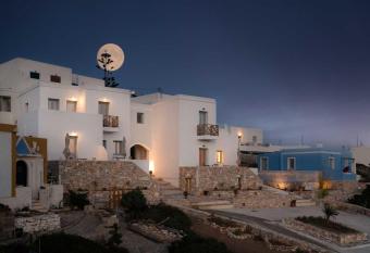 MIKRES CYCLADES DONOUSSA has Balcony rooms