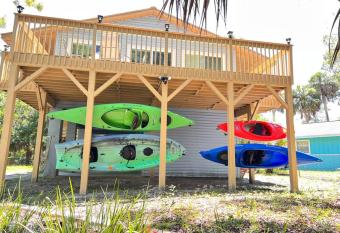 Riverside house 6-kayaks manatees bikes fire pit has Balcony rooms