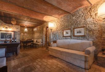 Relais Colline San Biagio has rooms with a private hot tub
