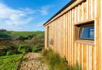 Beautiful Upcycled Cabin with incredible views allows 18 year olds to book a room