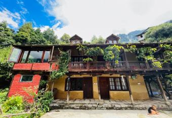 AaryaHostelandHomes has Balcony rooms