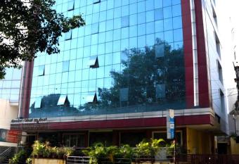 GANESH PALACE allows 18 year olds to book a room