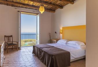 Villa Puolo - With Private Sea Access allows 18 year olds to book a room