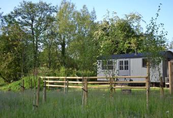 Large Luxury Shepherds Hut with Hot Tub nr Bath has rooms with a private hot tub