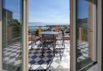 Residence Via Di Francia has Balcony rooms