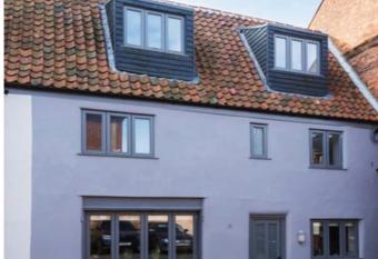 Grade II Listed 3 Bedroom Cottage With Free Parking allows 18 year olds to book a room