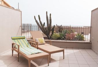 Casa Medano Apartment, in front of the beach allows 18 year olds to book a room