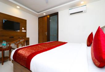 The Atlantic-Near Delhi Airport has rooms with a private hot tub