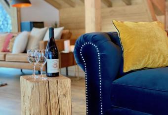 Chalet Gouter- Great central location with Jacuzzi has rooms with a private hot tub