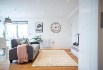 Deluxe Chic 1 2 Bed Apts near Heathrow Legoland Windsor Slough allows 18 year olds to book a room