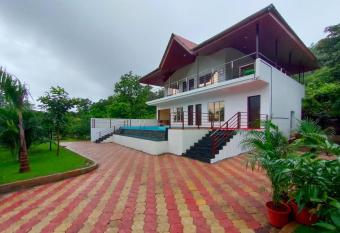 Dukes Nose Villa has Balcony rooms