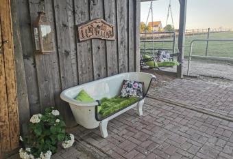 Lavendelmond Glamping has Balcony rooms