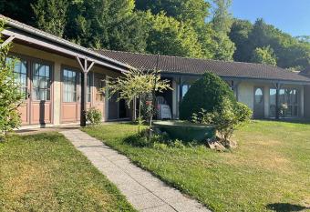 A l oree du bois allows 18 year olds to book a room