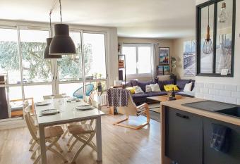 EXIGEHOME-Magnifique T4 de 100 m2    10 minutes de Versailles has Balcony rooms