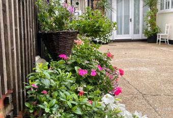 The old coach house 8 North lane allows 18 year olds to book a room