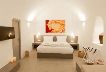 Cydonia Caves has rooms with a private hot tub