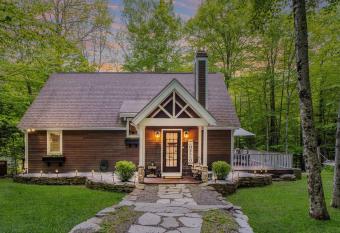 Modern Chalet - Hot Tub~Deck~Fire-Pit~Clubhouse Pool~Mt Snow has rooms with a private hot tub