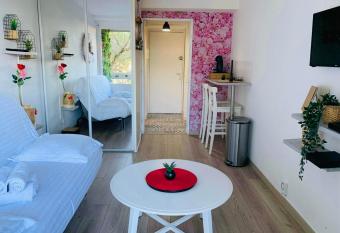 jacuzzi Piscine Cinema Privatifs Parking Offert has rooms with a private hot tub