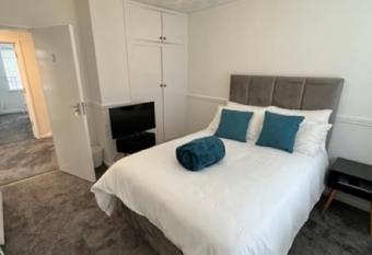 4 Bed Semi near Southampton General Hospital allows 18 year olds to book a room