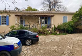 feuillade ancien has Balcony rooms
