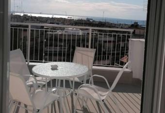 West Walls Sea View Studio A3 allows 18 year olds to book a room