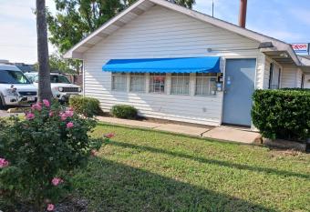 Los Andes - Alojamiento para MUJERES allows 18 year olds to book a room