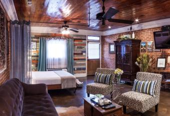 Bayou Chateau has Balcony rooms