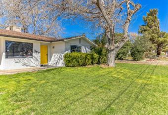 Private Oasis Ultra-Modern, Fire Pits, Bikes, Pets allows 18 year olds to book a room
