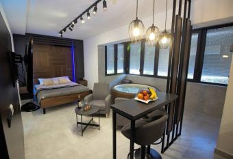 Jacuzzi Sauna SelfCheckIn Mystic has rooms with a private hot tub