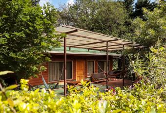 Los Pinos Cabins & Reserve has Balcony rooms