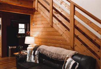 Wolf Creek Cabin at 36 North - Hot Tub has rooms with a private hot tub