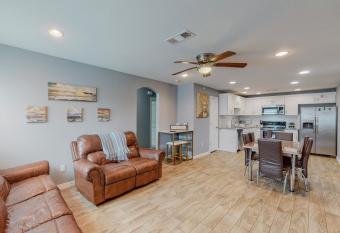 Newly remodeled home 15 mins from downtown & bishop arts has Balcony rooms