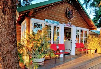 Log Cabin Motel has Balcony rooms