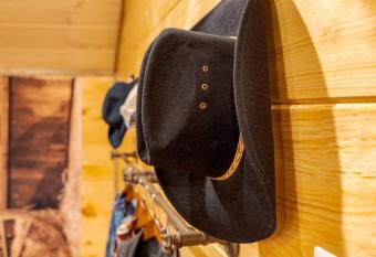 Yellowstone Themed Cabin/Theater/GameRoom/HotTub has Balcony rooms