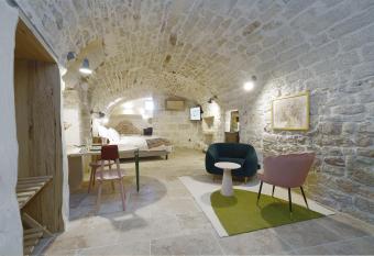 Les Confidentielles allows 18 year olds to book a room