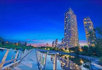 1 bedroom Waterfront Condo Toronto has rooms with a private hot tub