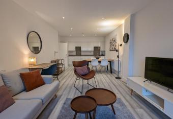 Hounslow Apartments by Charles Hope has Balcony rooms