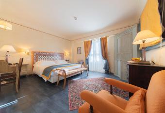 Algil   Ortigia Charme Hotel has rooms with a private hot tub