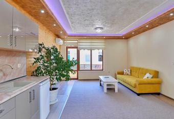 Kitanov Guest House has Balcony rooms