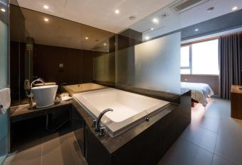Hotel The Designers Hongdae has rooms with a private hot tub