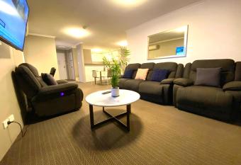 2 Bed 2 Bath Apartment in Braddon, Canberra - Pool, Gym and Free Parking has Balcony rooms