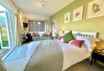Beautiful Garden Room with Private Entrance allows 18 year olds to book a room