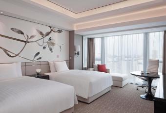 Shanghai Marriott Hotel Parkview has rooms with a private hot tub