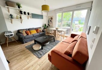 Logement exceptionnel avec jardin proche Disney has Balcony rooms