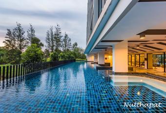 Elegant room near beaches, shopping, restaurant   s has Balcony rooms