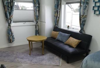 Comfortable apartment, 10min Airport has Balcony rooms