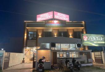 Hotel Broadway By WB Inn allows 18 year olds to book a room