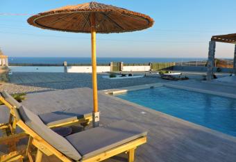 Onar Luxury Villa - Adults Only allows 18 year olds to book a room