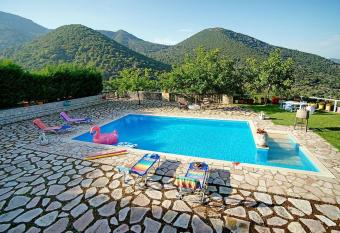 Greek Pony Farm Kyr Antony has Balcony rooms